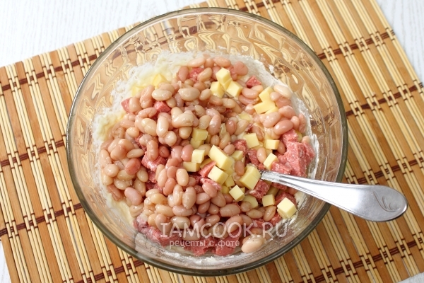 Положить фасоль