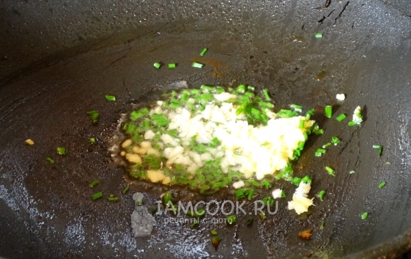 Нагреть имбирь, чеснок и зеленый лук