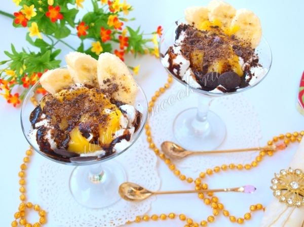 Вкусный десерт из мороженого, банана и лимона