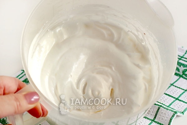 Взбить белки с сахаром