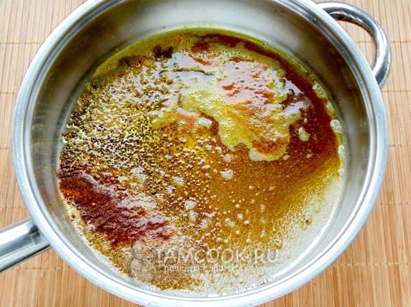 Нагреть приправу в масле