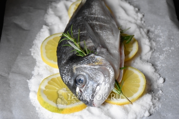 Положить на лимон рыбу