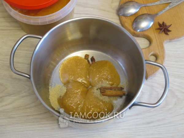 Мед со специями в кастрюле