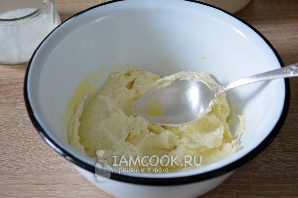 Смешать желток с сахаром и творогом