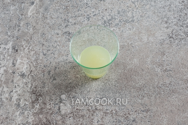 Выжать сок лимона