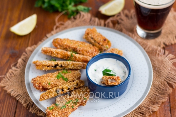 Обмакнуть вегетарианский шницель в соус