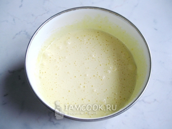 Взбить желтки миксером