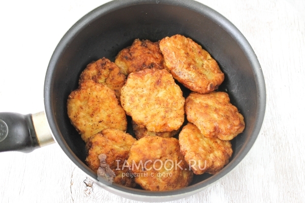 Положить котлеты в сотейник
