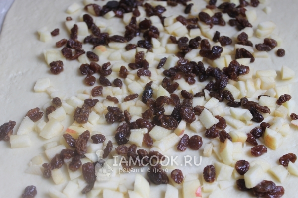 На тесто положить яблоко и изюм