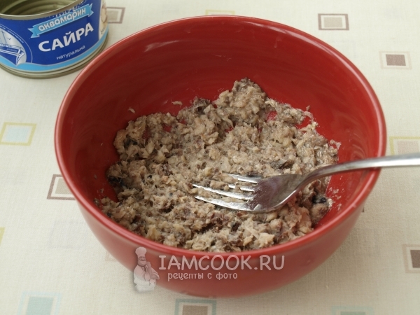 Размятая сайра в миске