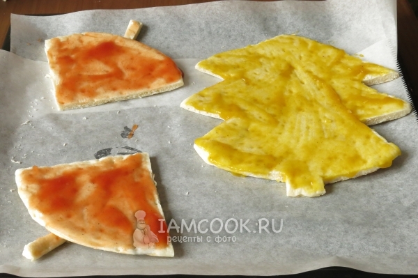 Смазать лаваш соусом