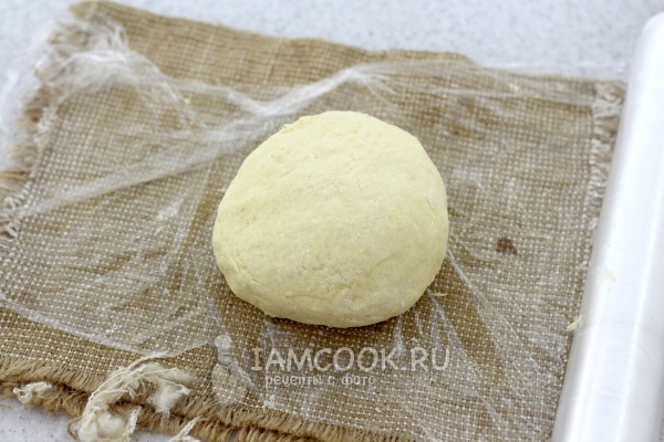 Комок теста на клеенке