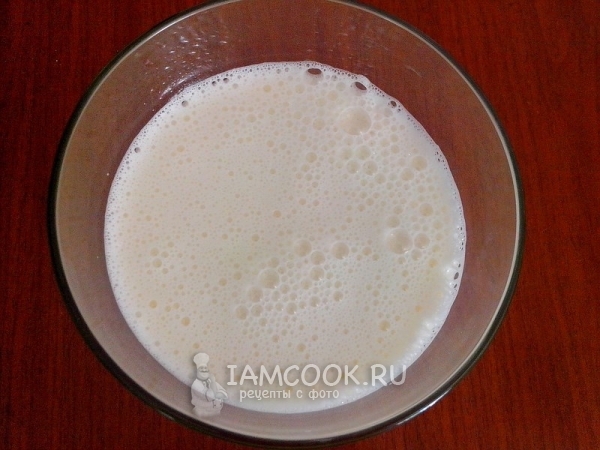 Влить в желтки масло и воду