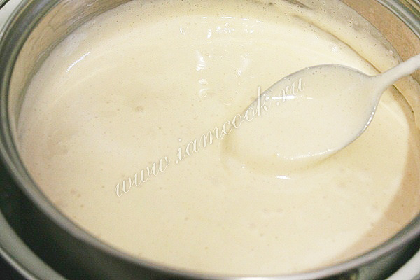 К мёду и маслу добавили яичную смесь и соду