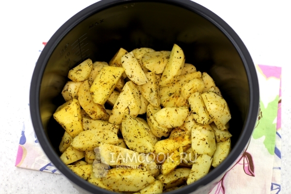 Положить картофель в мультиварку
