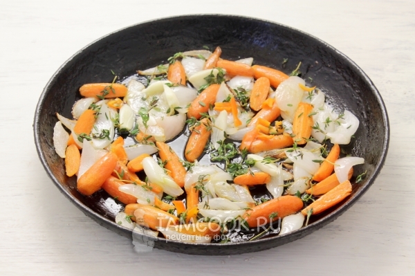 Положить тимьян и чеснок