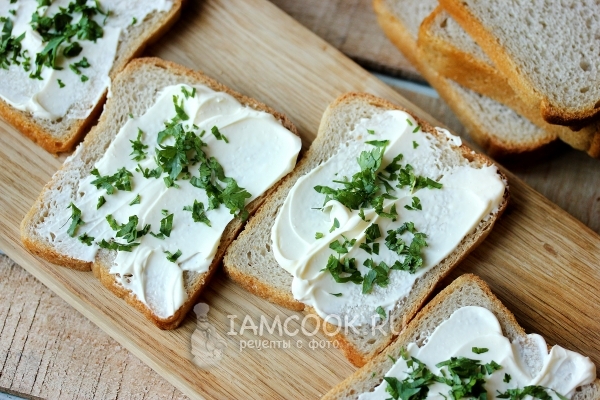 Намазать на хлеб майонез и посыпать зеленью