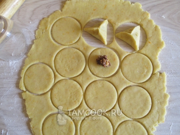 Выложить на тесто начинку