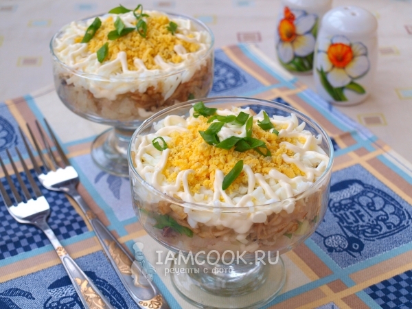 Рецепт салата с сайрой и яйцом