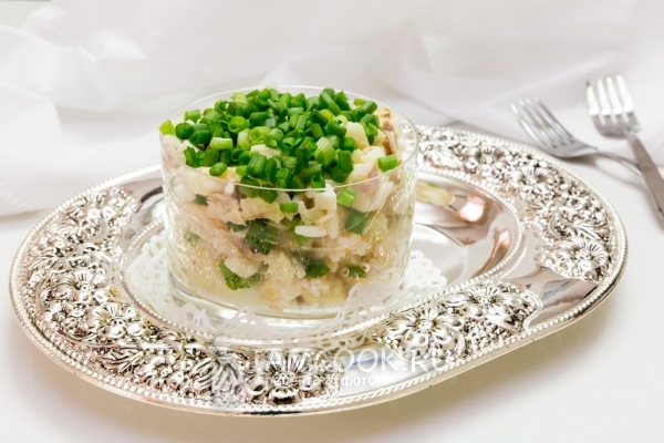 Фото салата из консервированной скумбрии