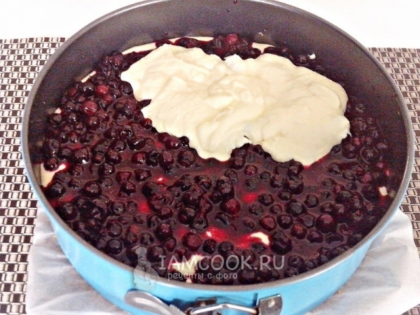 Влить в форму творожную массу и ягодную смесь