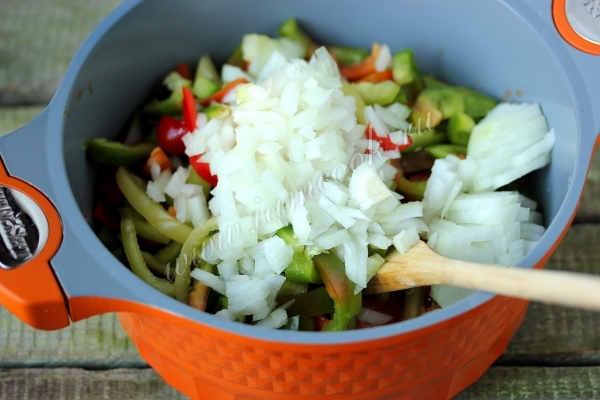 Добавить репчатый лук