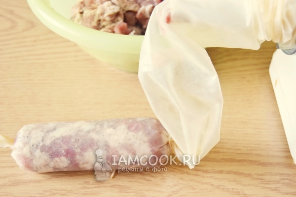 Наполнить оболочку мясом