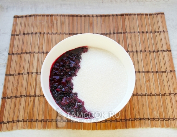Смешать ягодное пюре с сахаром