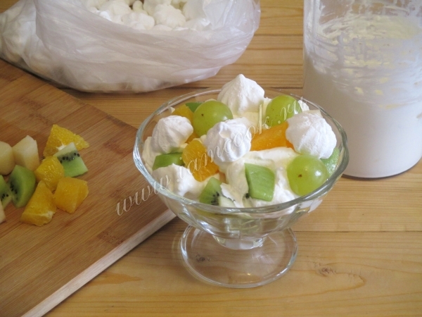 Украсить десерт из фруктов и сливок