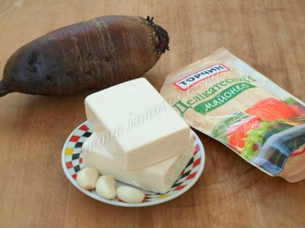 Ингредиенты для салата со свеклой и плавленным сыром