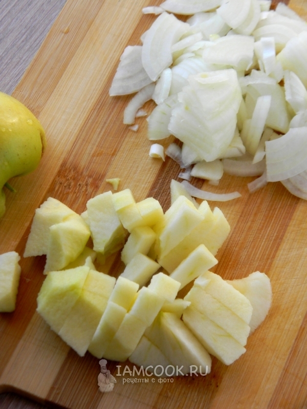Порезать лук и яблоко
