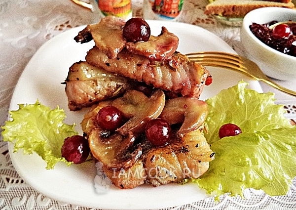 Фото судака с грибами и клюквой