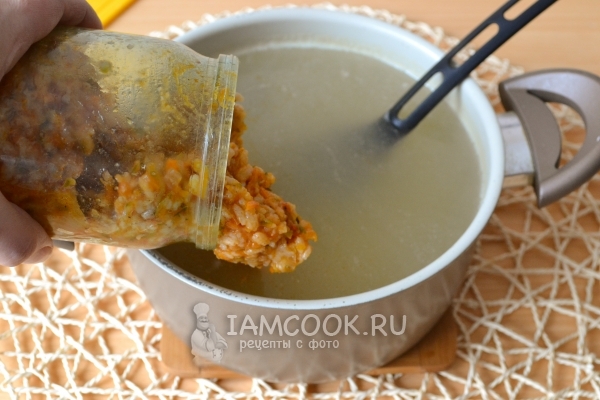 Положить заправку в суп