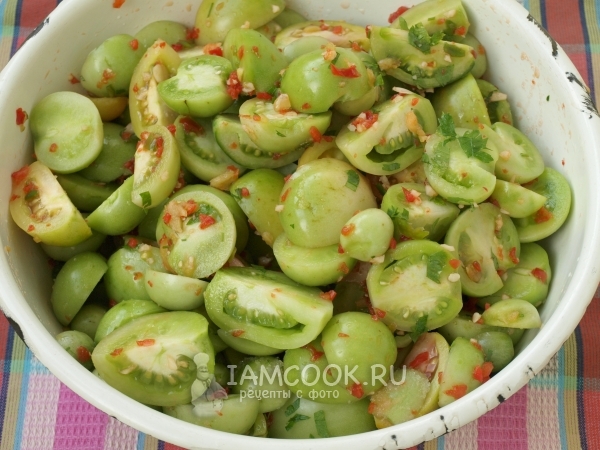 Размешать салат из помидор