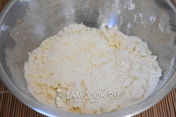 Смешать муку с маслом