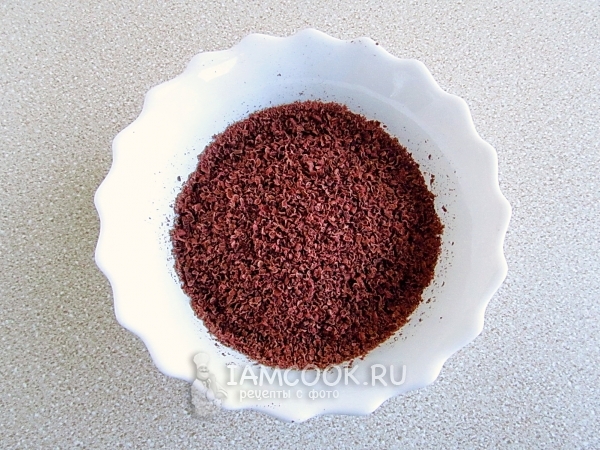 Натереть на терке шоколад