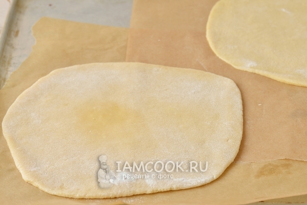 Выложить тесто на противень