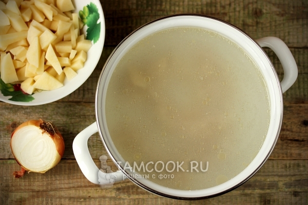 Сварить куриную грудку и подготовить картофель