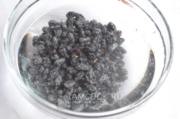 Замочить изюм