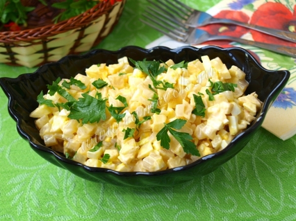 Салат из кальмаров с яблоками