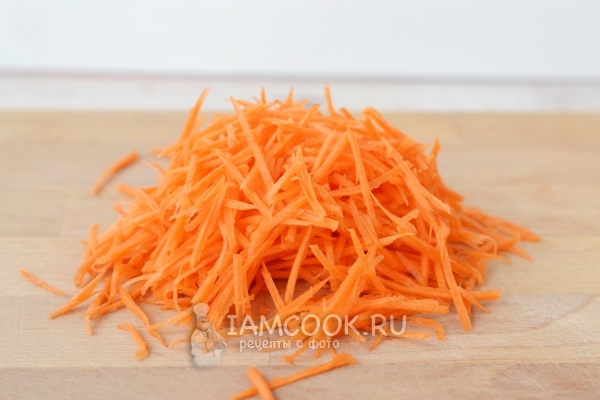Натереть на терке морковь