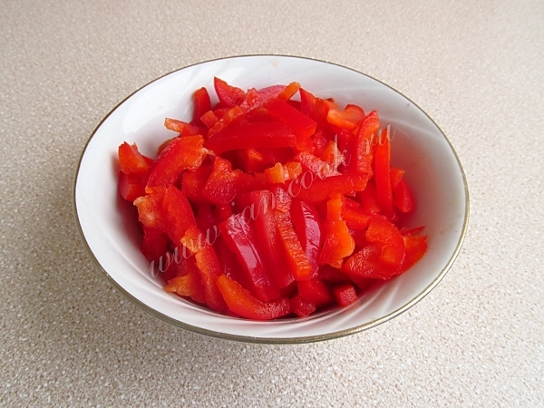 Болгарский перец нарезаем соломкой