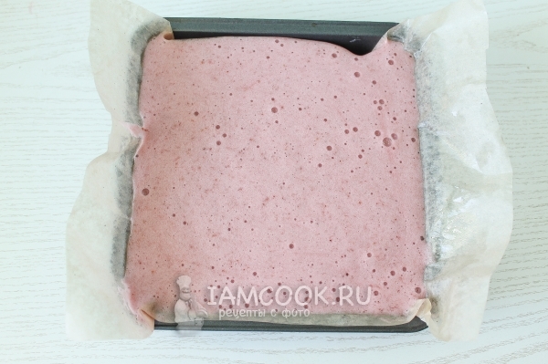 Перелить клубничную массу в форму