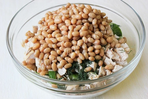 Простой салат из курицы и фасоли