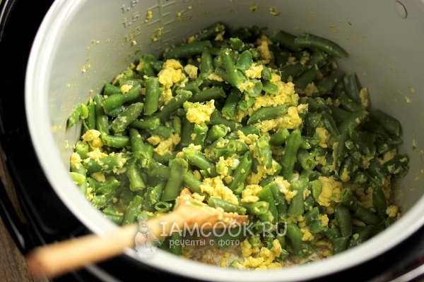 Пожарить фасоль с яйцом