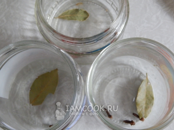 Положить в банки лавровый лист