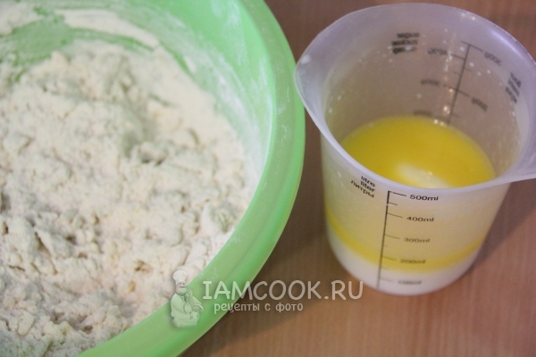 Смешать растопленное масло и молоко