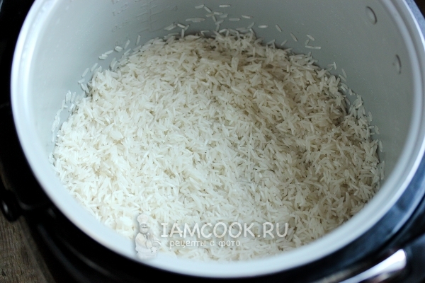 Положить промытый рис в мультиварку
