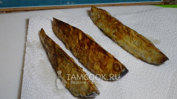 Положить баклажаны на бумажное полотенце