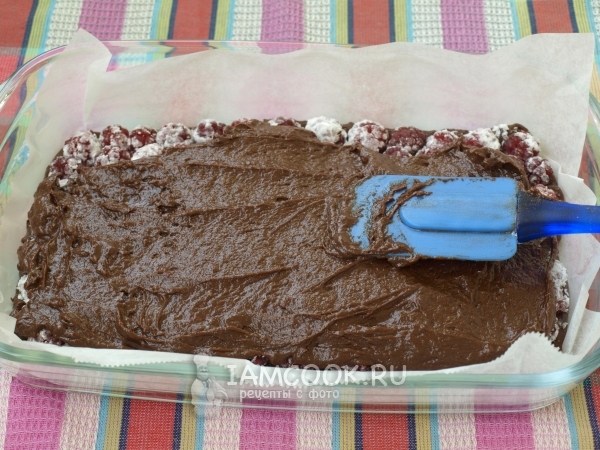 Выложить тесто на ягоды